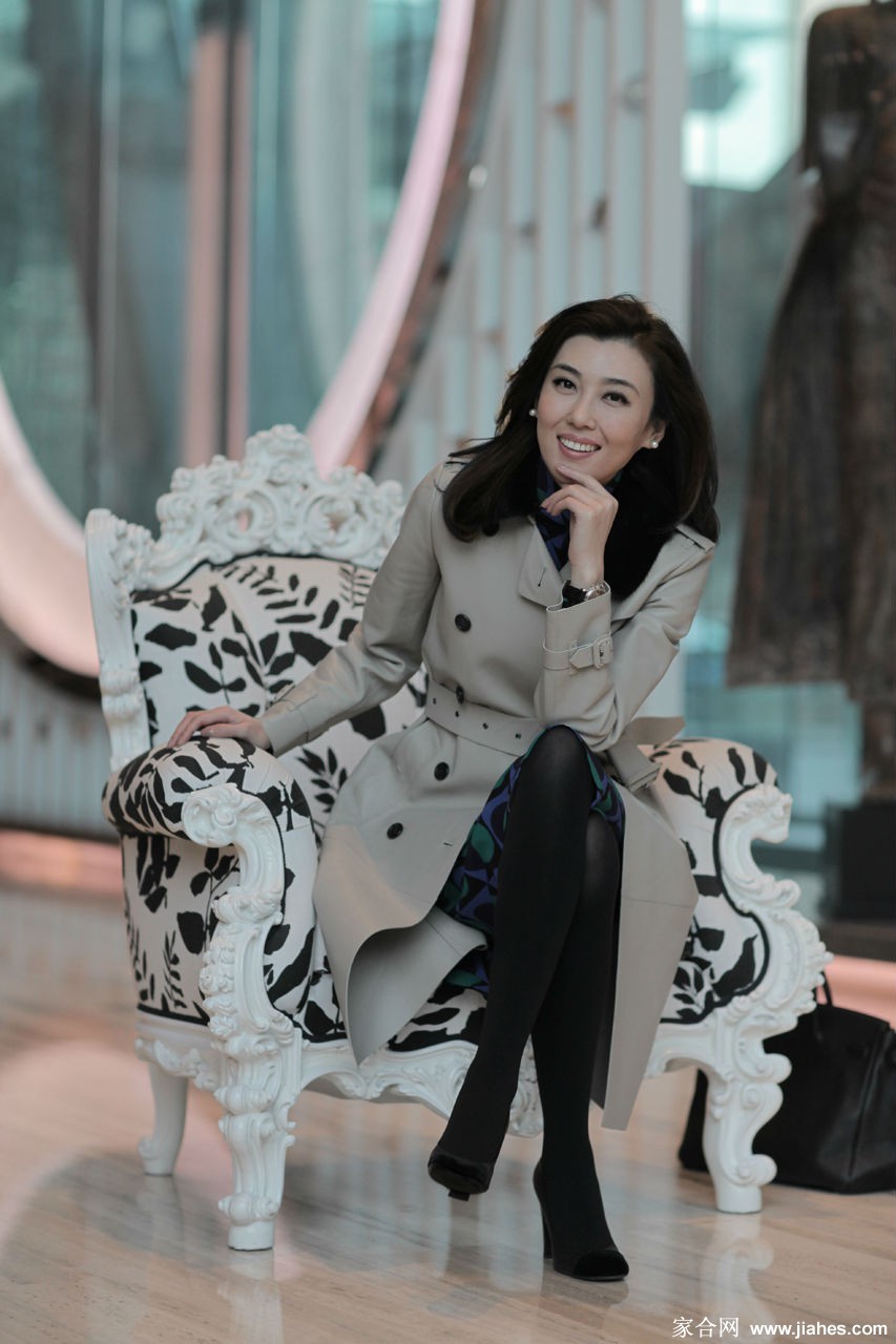 李红面对镜头展露从容微笑，简约服饰衬托出其自然亲和与自信洒脱的个性特质