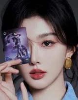 孔雪儿倚靠镜前，眼神笃定，格纹裙开叉处隐约展现腿部优美线条