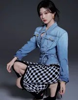 孔雪儿直视镜头，牛仔夹克搭于肩头，展现自信从容的时尚态度