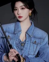 孔雪儿侧身而立，牛仔夹克随意披挂，格纹开叉裙侧摆飞扬
