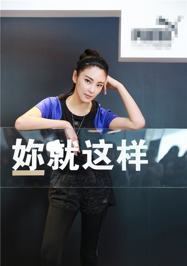 她侧身展示腰腹核心力量，马尾飞扬充满动感活力