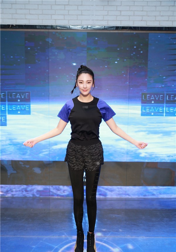 结束动作放松自如，展现运动后的舒展与身心愉悦