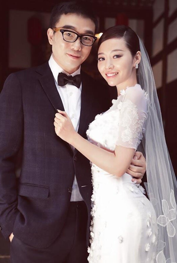 张靓颖身穿婚纱手持竹签，与冯轲在串串店冰柜前相视而笑
