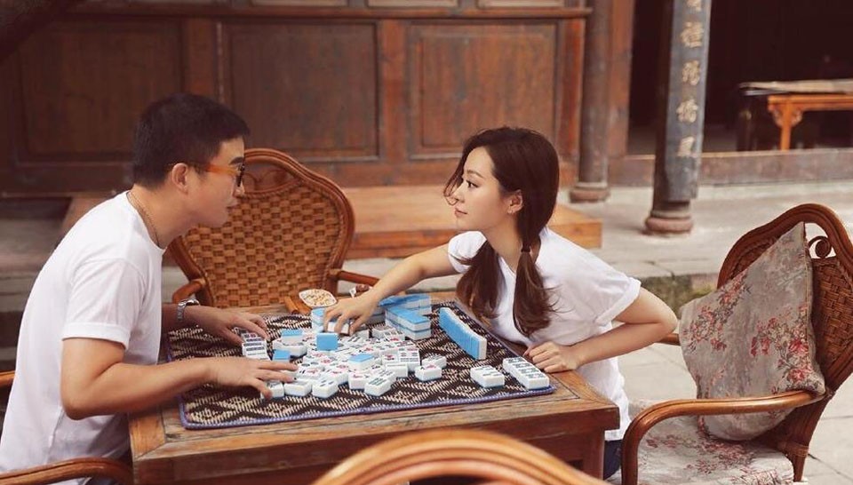 两人在成都街头共享美食瞬间，张靓颖笑容灿烂充满幸福感