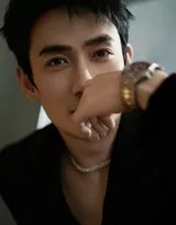 朱一龙转身回眸瞬间，西装背影挺拔，气度非凡