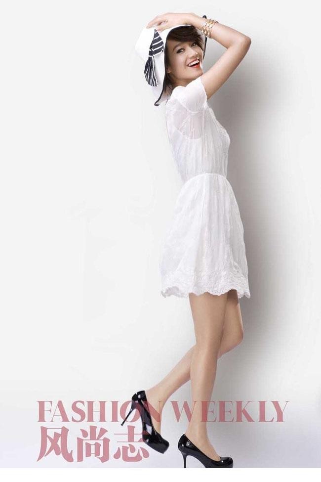 朱丹一袭橙色贴身礼服，笑容灿烂如夏日阳光