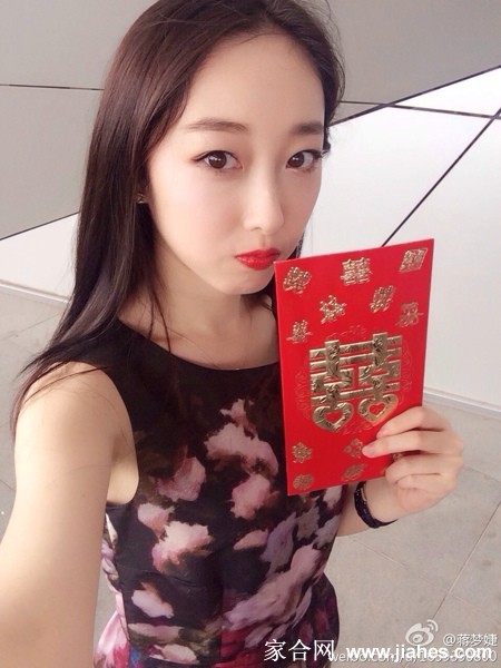 蒋梦婕托腮凝望窗外，眼神清澈如初春晨露