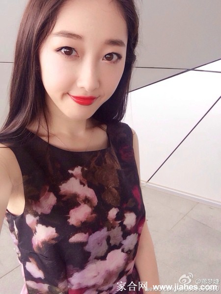 蒋梦婕手持饮品浅笑，午后阳光为其侧颜镀上柔金光晕