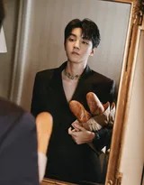 王俊凯手持法棍微笑，西服套装简约而不失优雅