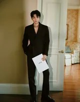 王俊凯夹着法棍面包漫步街头，西服剪裁合身尽显绅士气质