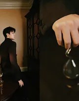 王俊凯西服袖口微卷，手持法棍展现随性优雅