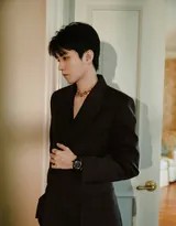王俊凯特写镜头，法棍面包与西服面料质感对比