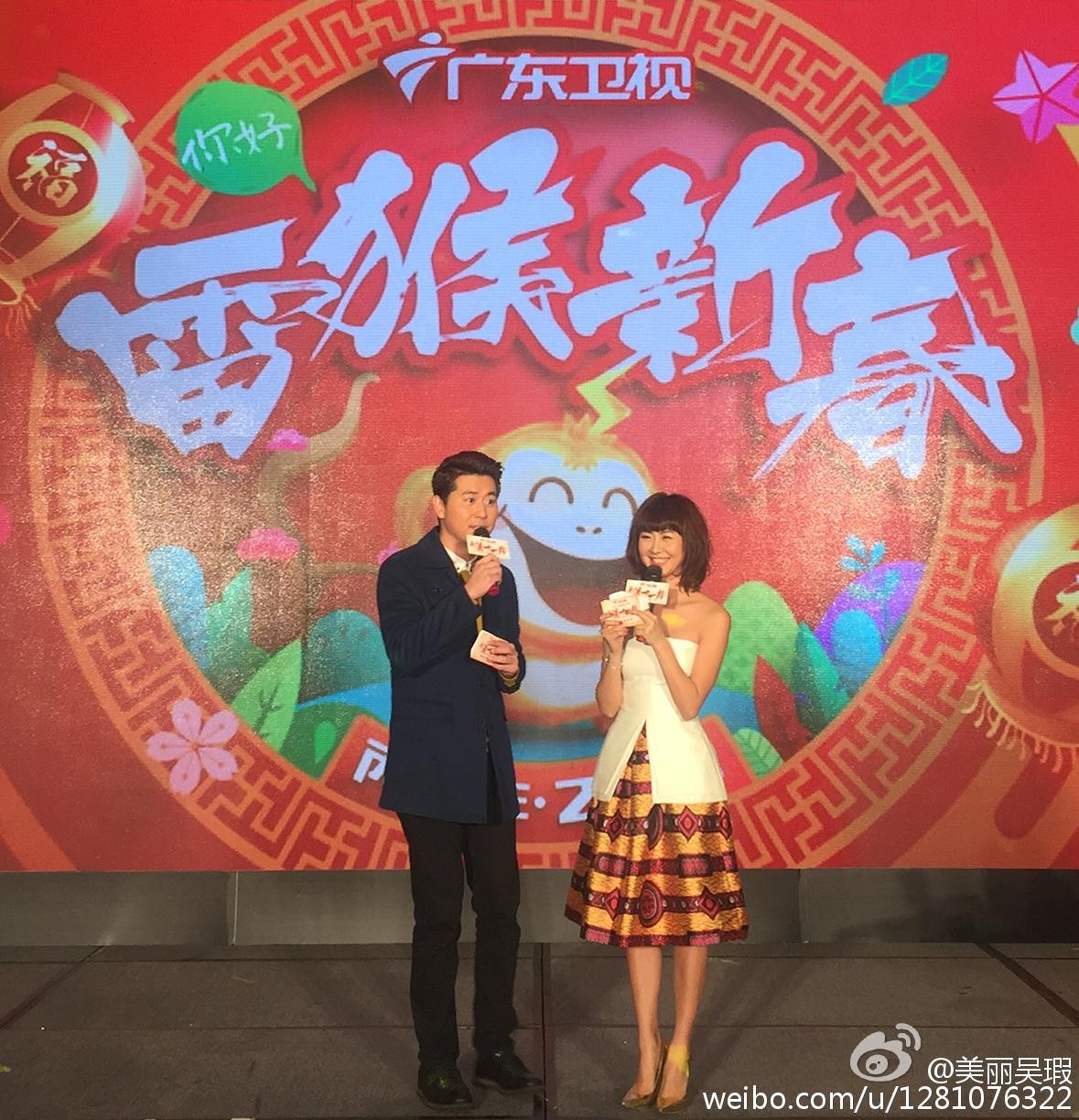 吴瑕一袭优雅套装手持话筒侧身主持，知性笑容绽放现场光芒