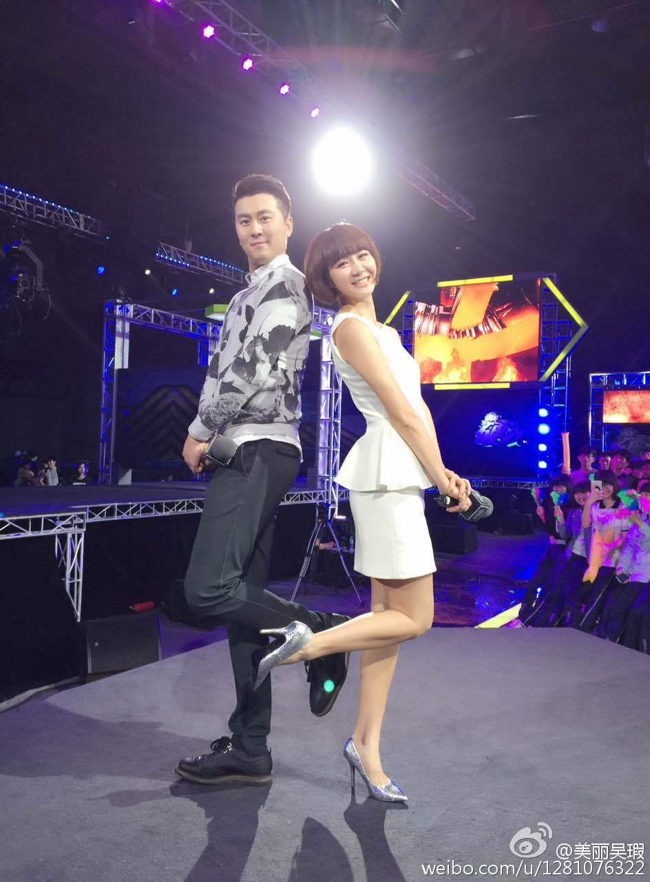 吴瑕身着礼服裙优雅站立，气质温婉动人