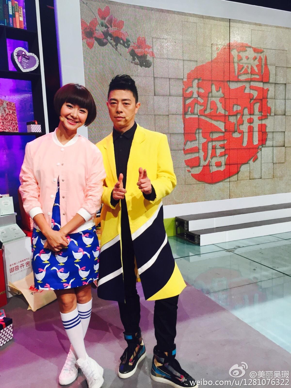 吴瑕在绚丽舞台背景下谢幕，身影自信而美丽