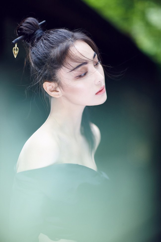 光影斑驳中张馨予身着古风长裙凭栏远眺，眼眸深邃故事感十足