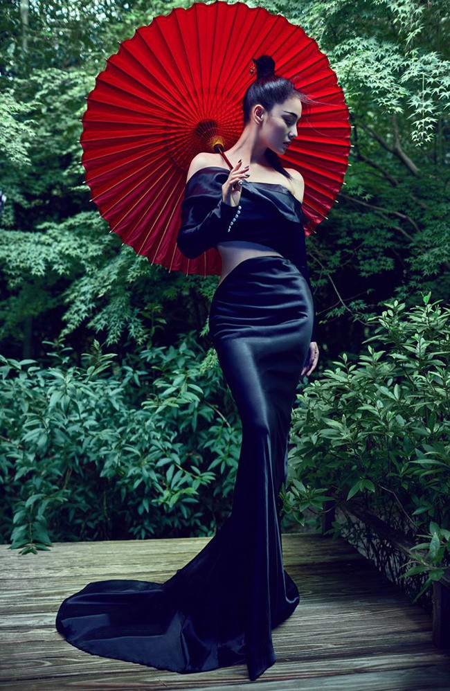 张馨予一袭轻纱侧身立于廊下，光影勾勒其绝美侧颜与优雅肩颈线条