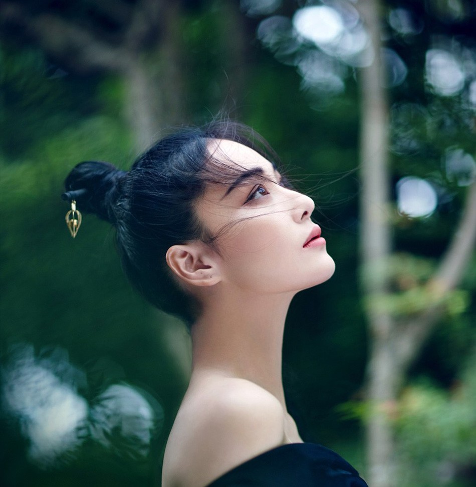 暖阳透过枝叶洒在张馨予周身，她闭目感受微风氛围宁静而美好