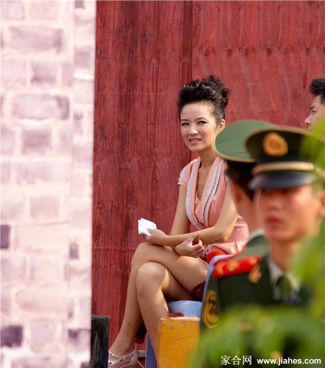 管彤身着干练时尚服饰，目光坚定地望向远方，彰显出现代职业女性的独立与自信风采