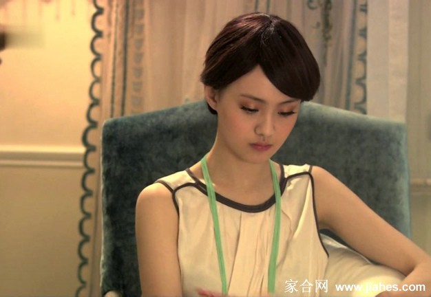 郑爽一身干练白色西装，化身职场胜女，精致的妆容与利落的发型彰显出角色成长后的独立与自信。
