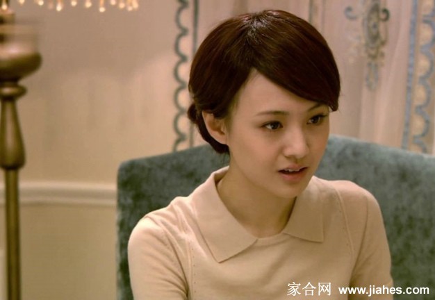 郑爽以穆小妍身份亮相，身着黑色亮片礼服，于宴会中侧身凝望，眼神中交织着初入豪门的懵懂与坚定。