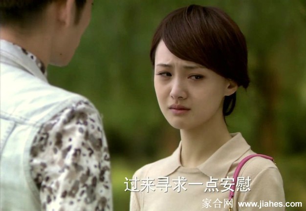 郑爽饰演的方亦菲身着纯净白裙，手捧绿植回眸浅笑，尽显大家闺秀的清雅脱俗。