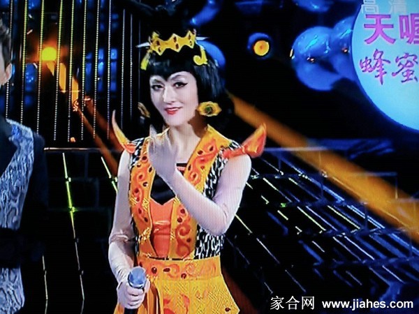 谢娜版蛇精定妆照，身披金色鳞甲，眼神妖媚而戏谑