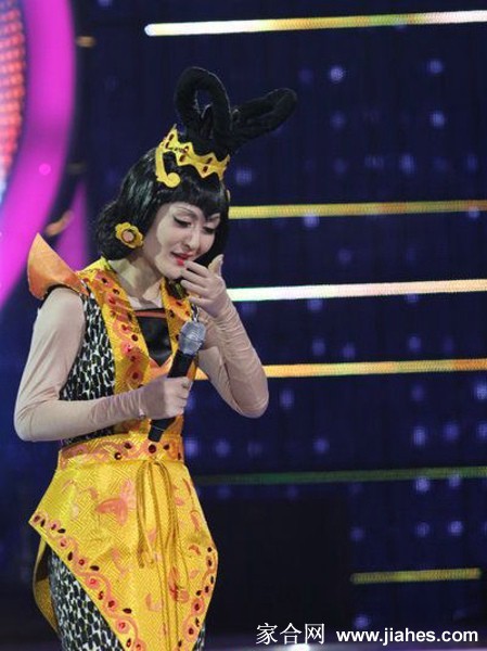谢娜与小演员互动，表情搞怪生动，现场气氛欢乐
