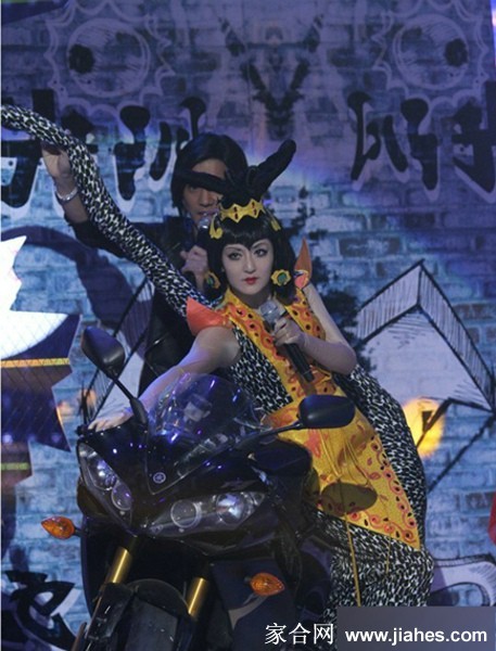 谢娜摆出蛇精经典姿势，身段扭曲线条感十足，妖娆中带着喜剧效果