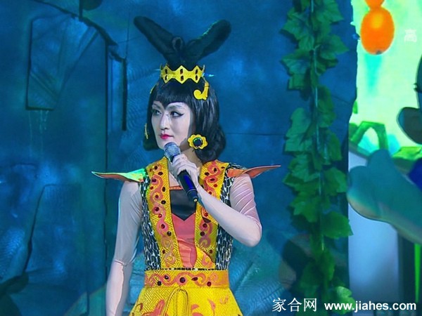 谢娜侧身镜头，展现蛇精造型的华丽头饰与服饰细节