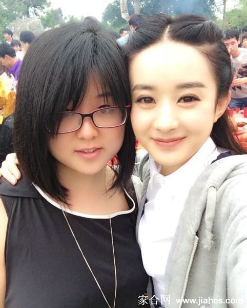闺蜜聚会氛围温馨，众人围坐畅聊绽放如花笑靥