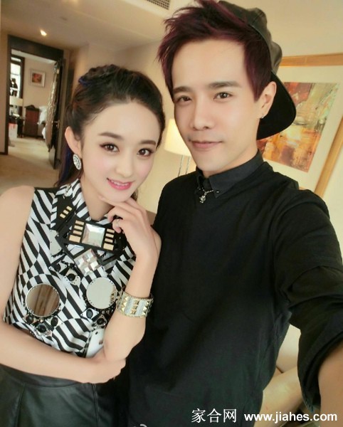 清新连衣裙装扮的赵丽颖倚坐窗边，回眸一笑清新如初夏晨风