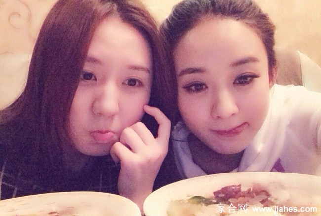众人合影定格欢乐时光，赵丽颖站于中心气质温婉动人