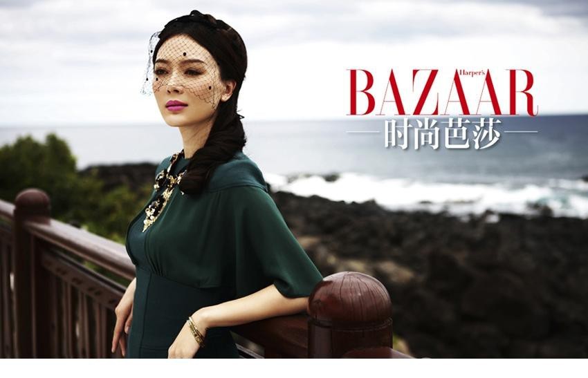 陈数一袭白色长裙立于参天古树下，裙裾与热带枝叶共舞，尽显原始优雅魅力