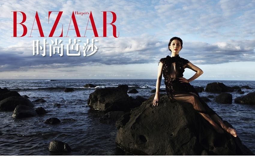陈数侧身回眸，简约服饰与极简背景凸显其静谧而强大的内在气场与质感