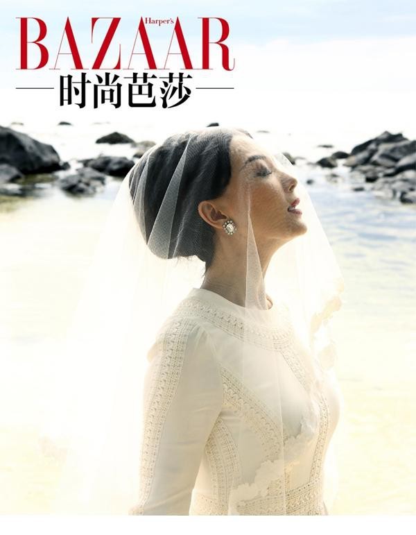 陈数头戴复古礼帽着淡紫长裙，于殖民地风格建筑前展露明媚俏皮一笑