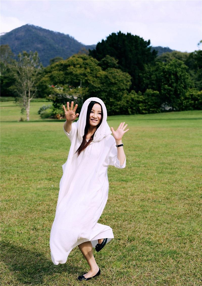 陶红在斑驳涂鸦巷弄中漫步，红裙与涂鸦色彩交相辉映
