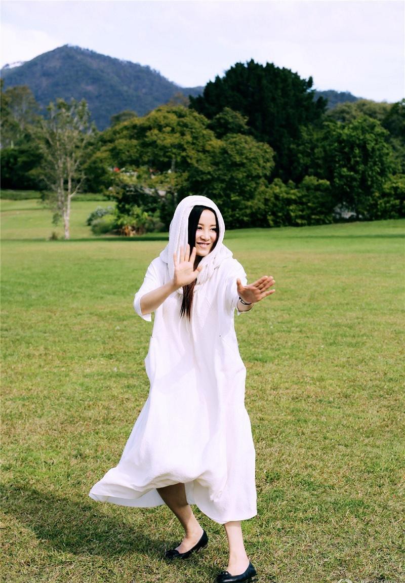 陶红赤足坐在沙滩白裙如雪，面对湛蓝大海笑容清新