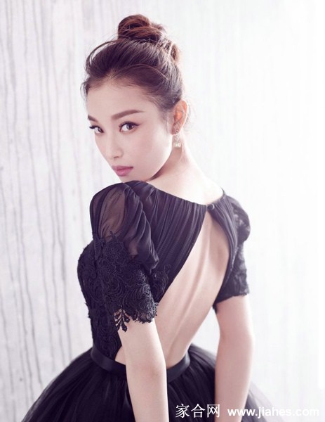 倪妮侧卧于丝绒沙发，一袭修身长裙勾勒曼妙曲线，眼眸低垂间流淌着慵懒而深邃的故事感