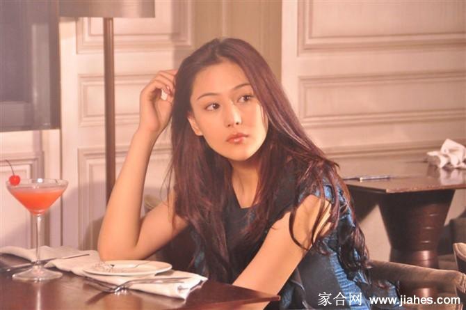午后暖阳中的静谧时刻，张馨予独自静坐，光影交织刻画恬静侧颜