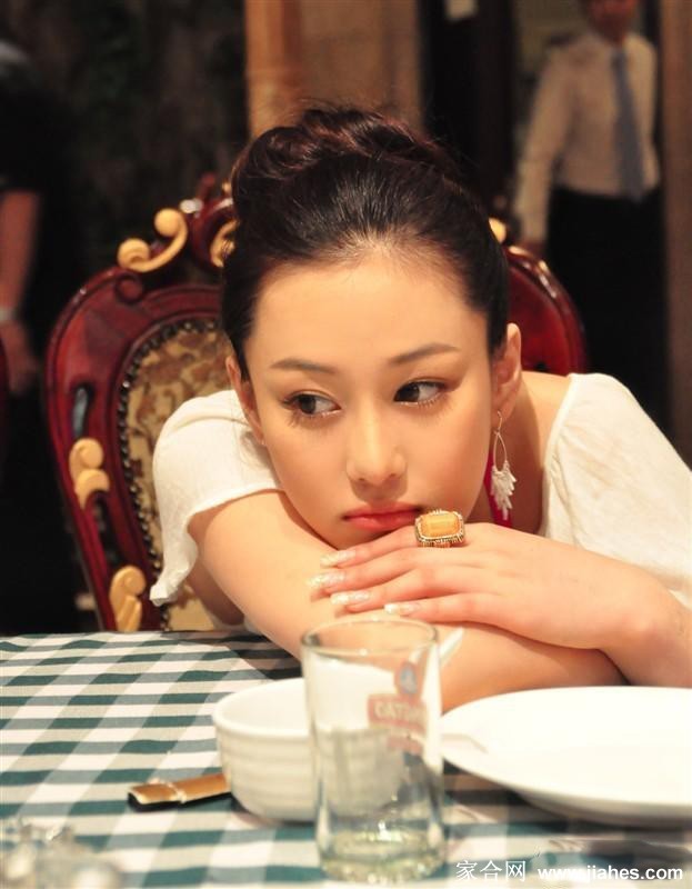 校园场景中漫步，张馨予背对镜头望向远方，勾勒出青春独有的淡淡思绪