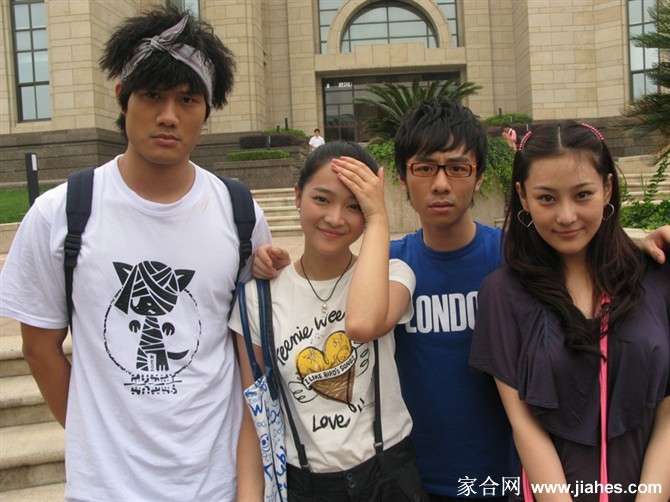 片场花絮捕捉瞬间，张馨予与对手演员对戏，神态认真沉浸在剧情氛围中