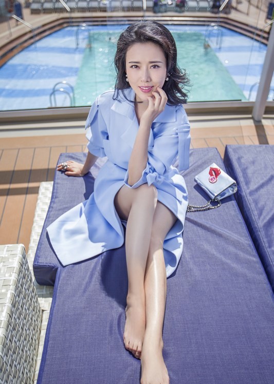 漫步于秋日光影间，简约穿搭尽显修长身姿与知性美
