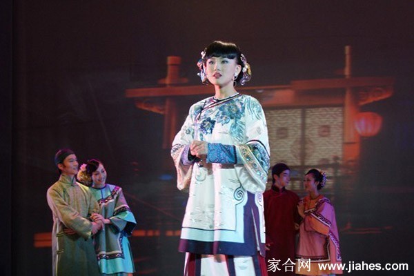 黄龄一袭粉色古装长裙立于廊下，手执团扇眼波流转宛若画中人