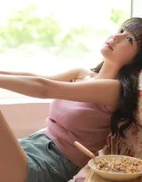 结束阅读的小九抬头浅笑，眼中星光与唇边满足暖意相映成趣