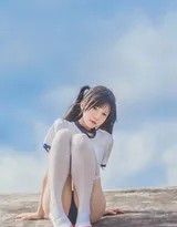 少女侧坐回眸，嘴角含笑，午后的阳光为她的发丝镀上了一层温柔的金边