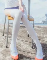双马尾少女倚靠阳台栏杆眺望远方，眼神中闪烁着对世界的好奇与无畏
