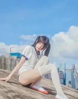 俯角镜头下的少女抬头浅笑，背后是城市的轮廓，构图充满了故事与期待感