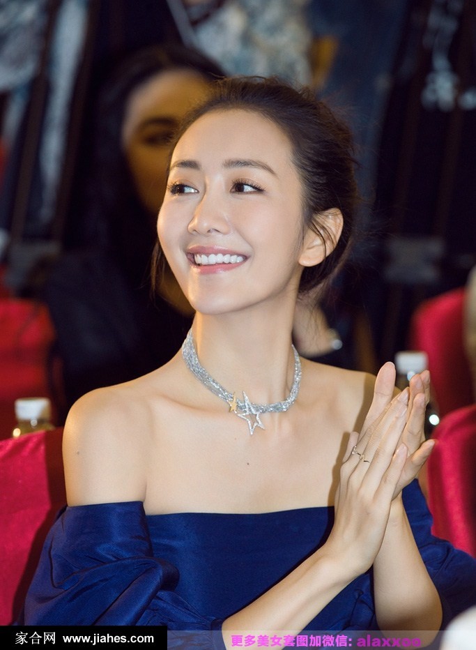 王鸥侧身浅笑，深蓝礼服勾勒完美肩线与优雅仪态