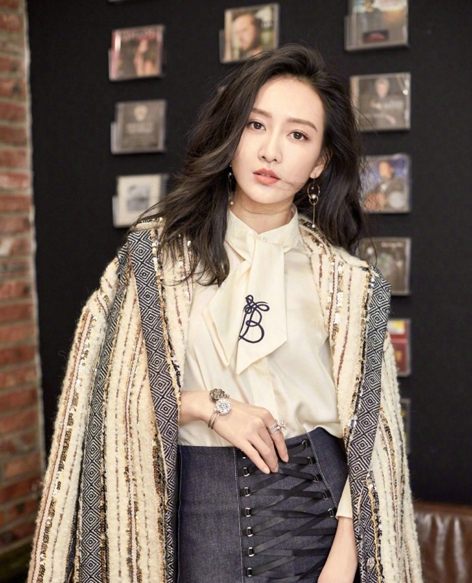 王鸥身着深V礼服展现优越肩颈线条，自信姿态散发女王气场